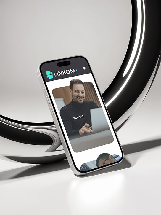 Un smartphone affichant le site web de Linkom (solutions Télécom/Internet/Informatique à Avignon). Design responsive réalisé par l'agence Azuracom.