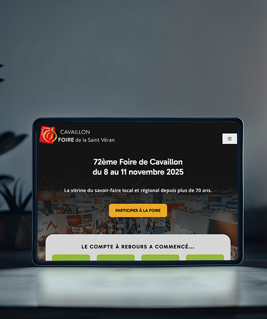 Un écran d'ordinateur de l'agence web Azuracom affichant le site internet officiel de la Foire de Cavaillon, une réalisation locale majeure.