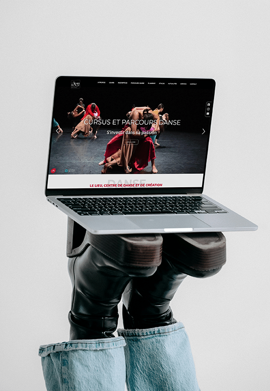 Un écran d'ordinateur de l'agence web Azuracom affichant la page d'accueil du site internet du Centre de Danse Le Lieu Danse (Avignon/Les Angles).