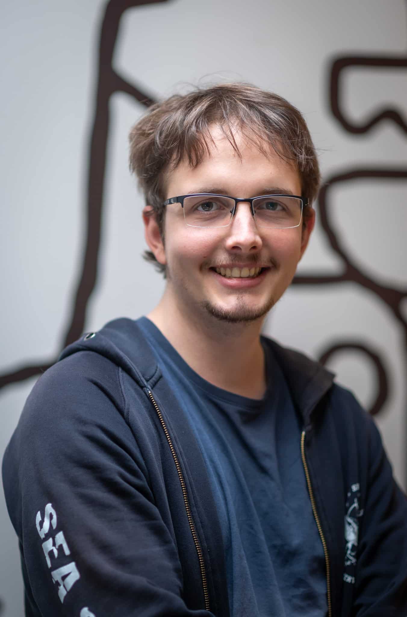 Voici Nicolas, notre développeur expert. Il apporte la touche de magie technique nécessaire à chaque projet de notre agence web !