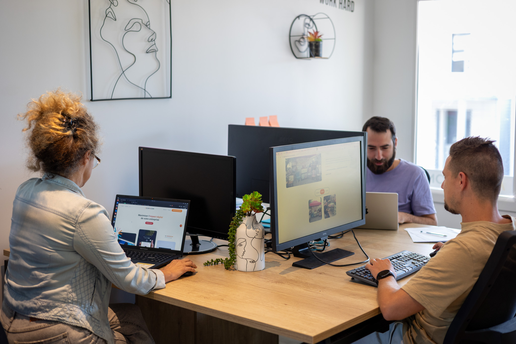 team-marketing Photo de trois personnes de l'équipe marketing d'Azuracom travaillant sur un ordinateur, illustrant la stratégie digitale, le SEO et le travail collaboratif à Avignon.