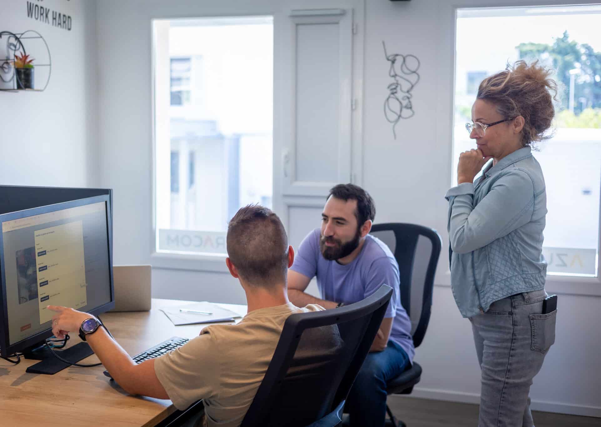 equipe-marketing L'équipe marketing de l'agence web Azuracom en réunion collaborative. Ils discutent de stratégies digitales pour notre agence marketing Avignon.