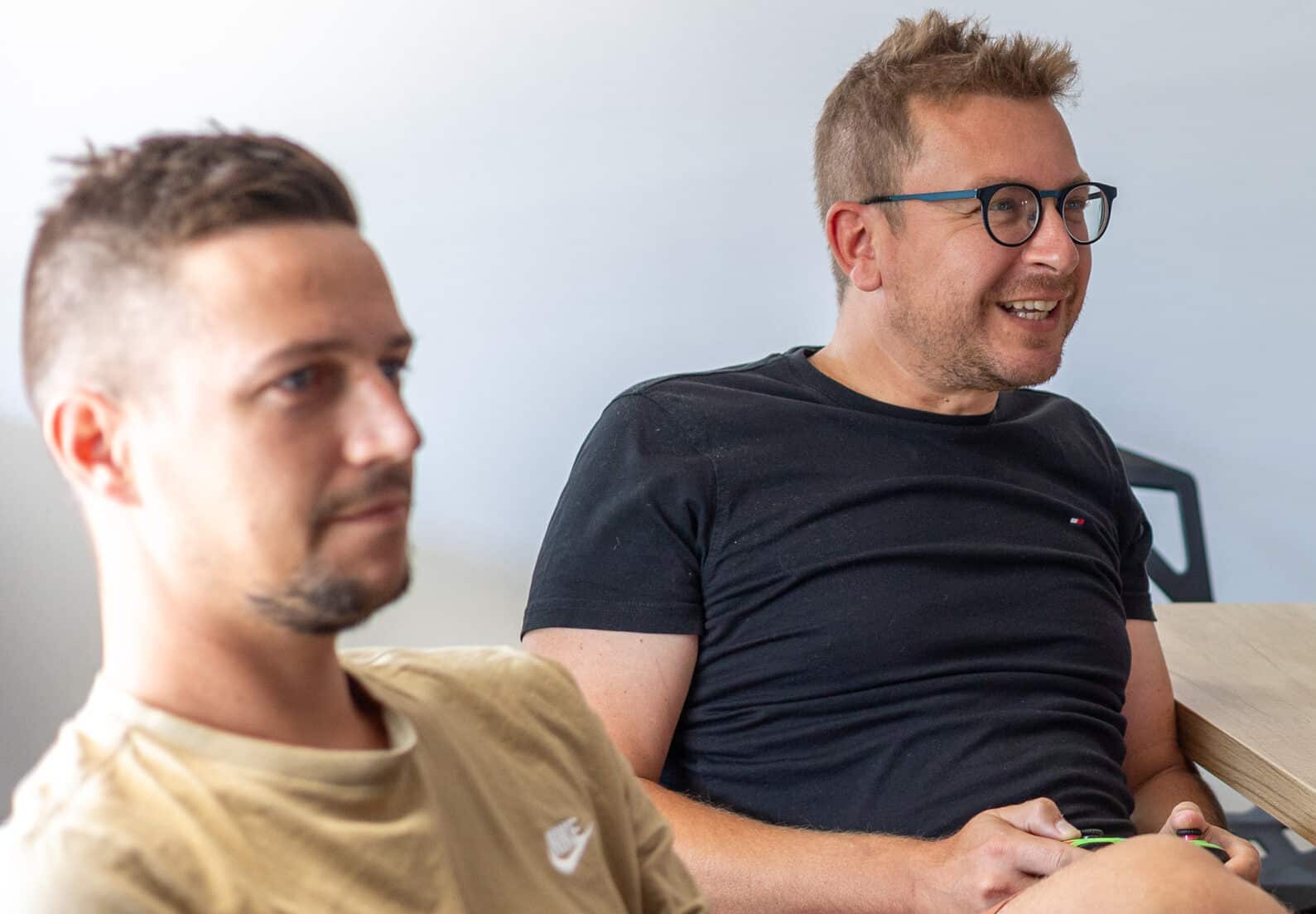 recrutement Florent Giraud, fondateur d'Azuracom, et un développeur jouent à Mario Kart, illustrant l'ambiance conviviale de l'agence de développement web et son approche de recrutement.