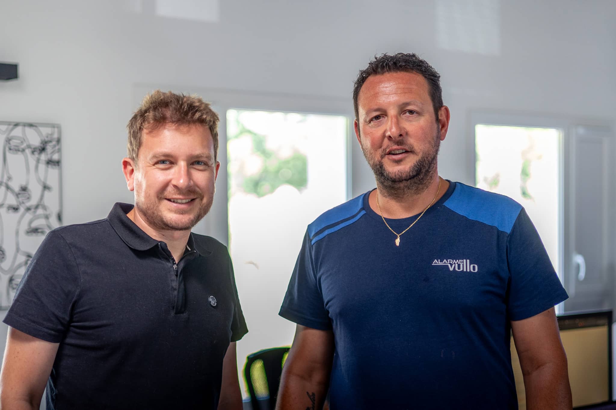Alarme_Vullo Florent (Fondateur) en pleine collaboration avec notre client Alarme Vullo. La confiance, clé de notre succès en tant qu'agence web.