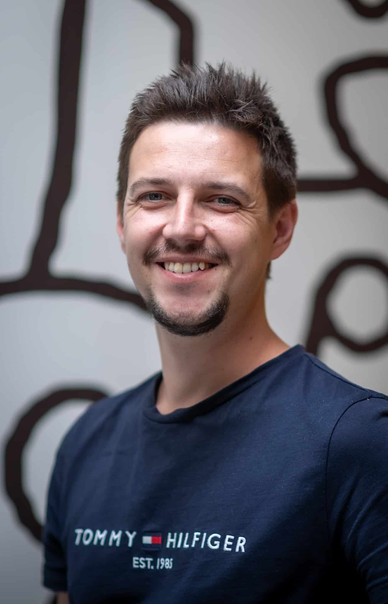 Thibaut Dumalin, notre développeur web. Il transforme vos idées en code et fait fonctionner vos plateformes chez Azuracom !