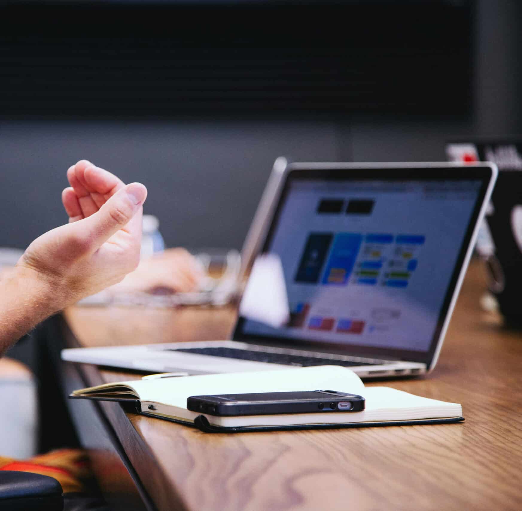 Gros plan d'une main devant un ordinateur, illustrant la rubrique Formation ou Actualités (Actu) de l'agence web Azuracom (Conseil SEO et Digital).