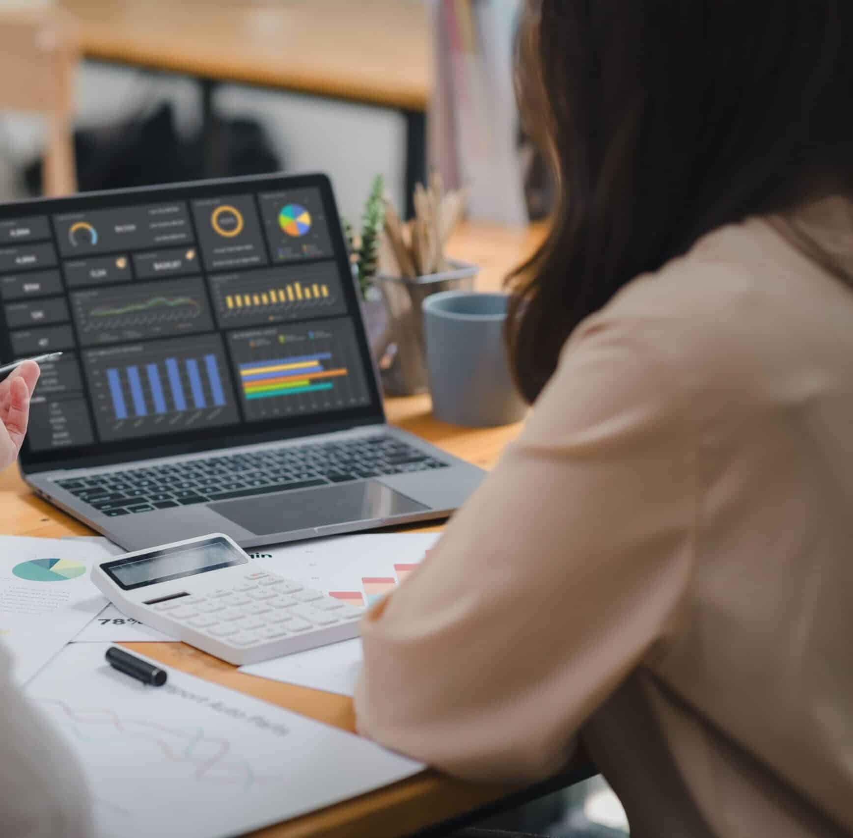 Photo d'une femme travaillant devant une interface web, illustrant l'actualité de l'intégration de l'Intelligence Artificielle (IA) dans le développement web par l'agence Azuracom.