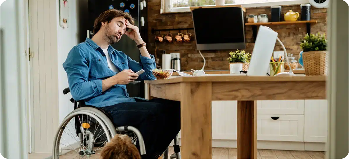 Photo d'une personne en fauteuil roulant utilisant un ordinateur portable, illustrant l'accessibilité numérique et la conformité RGAA des sites web créés par l'agence Azuracom Avignon.