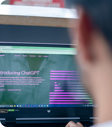 Interface de l'outil ChatGPT affichée sur un écran d'ordinateur, illustrant l'intégration de l'intelligence artificielle dans le travail quotidien de l'agence web.