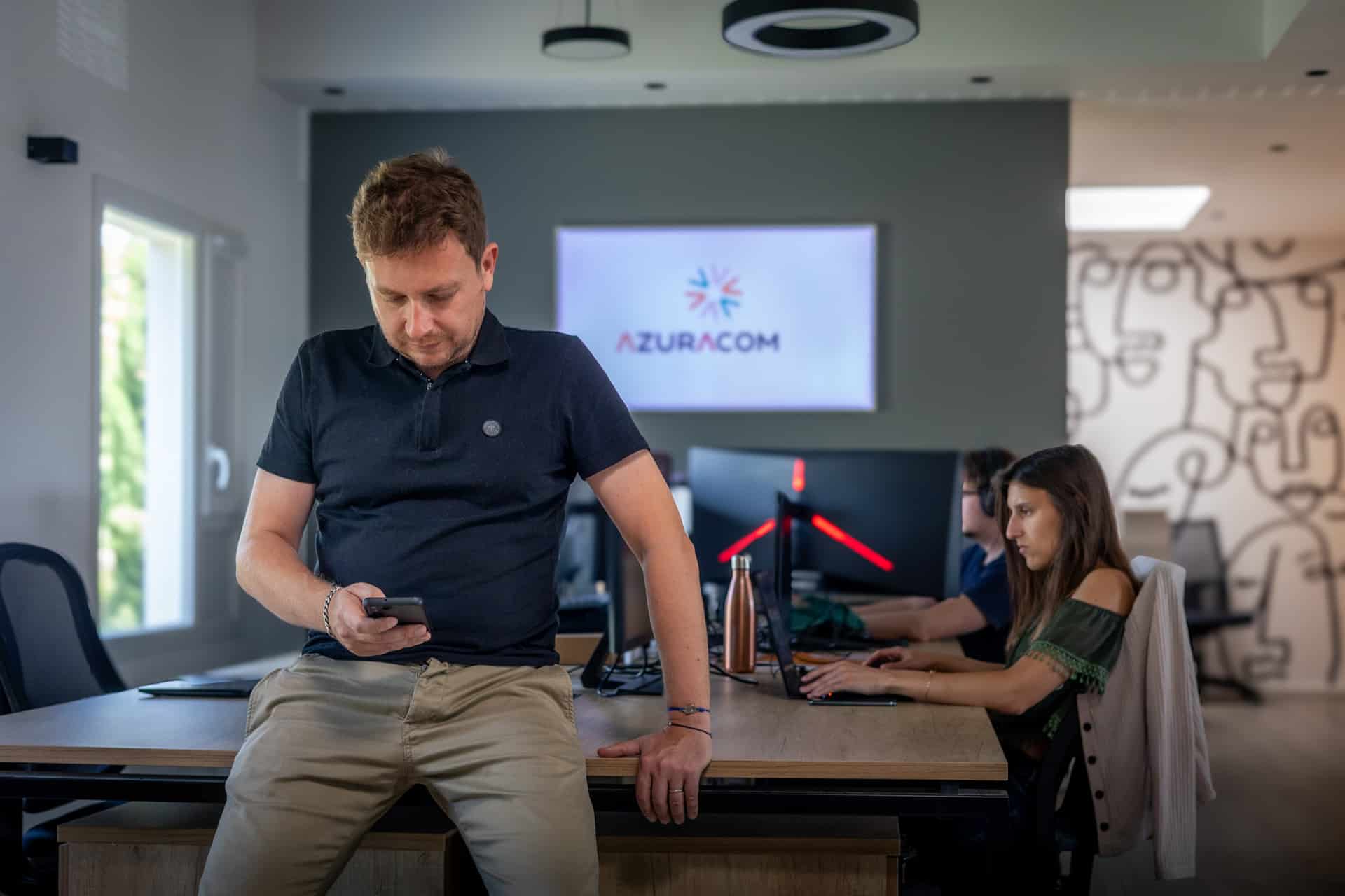 ia-header Florent Giraud, connecté à l'innovation, avec l'équipe Azuracom en action. Notre agence web toujours à la pointe !