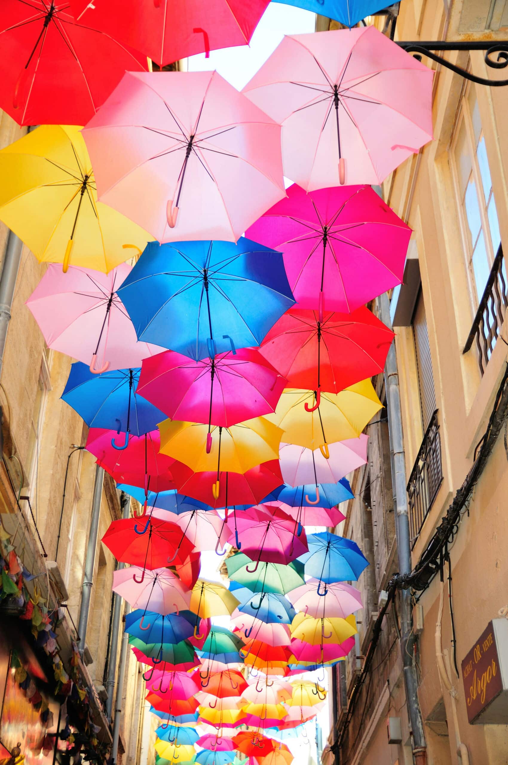 Vue des parapluies colorés suspendus au-dessus de la Rue des Teinturiers à Avignon. Scène urbaine inspirante.