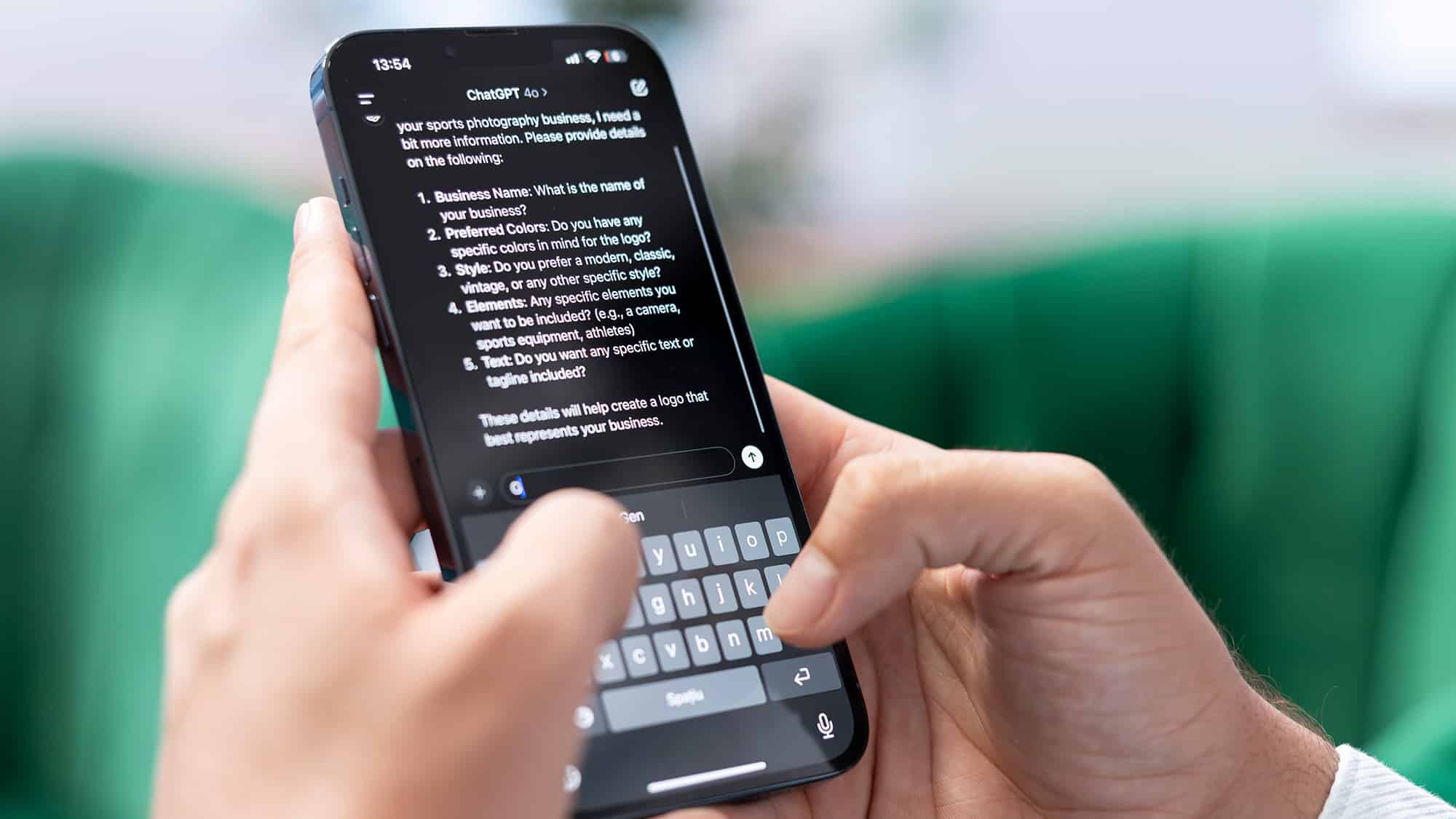 Un professionnel saisissant un message sur son smartphone pour discuter de l’intégration de l’IA dans les métiers au sein d’une interface conversationnelle.