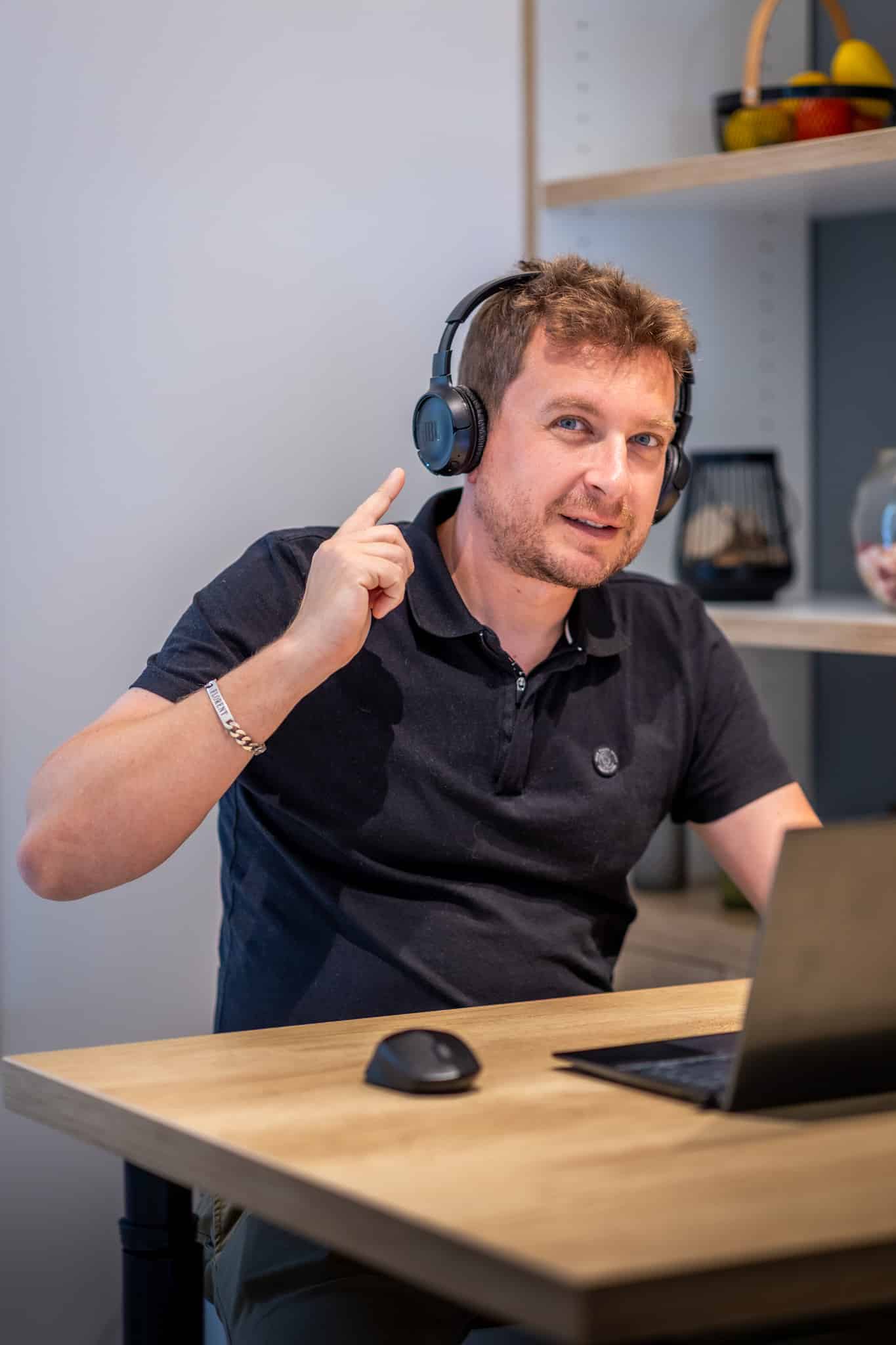 Florent Giraud, fondateur de l'agence de développement web Azuracom, en réunion par visioconférence sur son ordinateur, discutant avec des clients ou des collaborateurs.