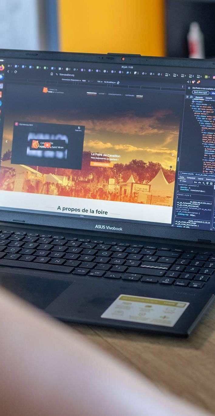 studio-dev-presence-ligne Projet en cours ! L'écran de développement témoigne de la création de votre future solution. Transparence et engagement de notre agence de développement web.