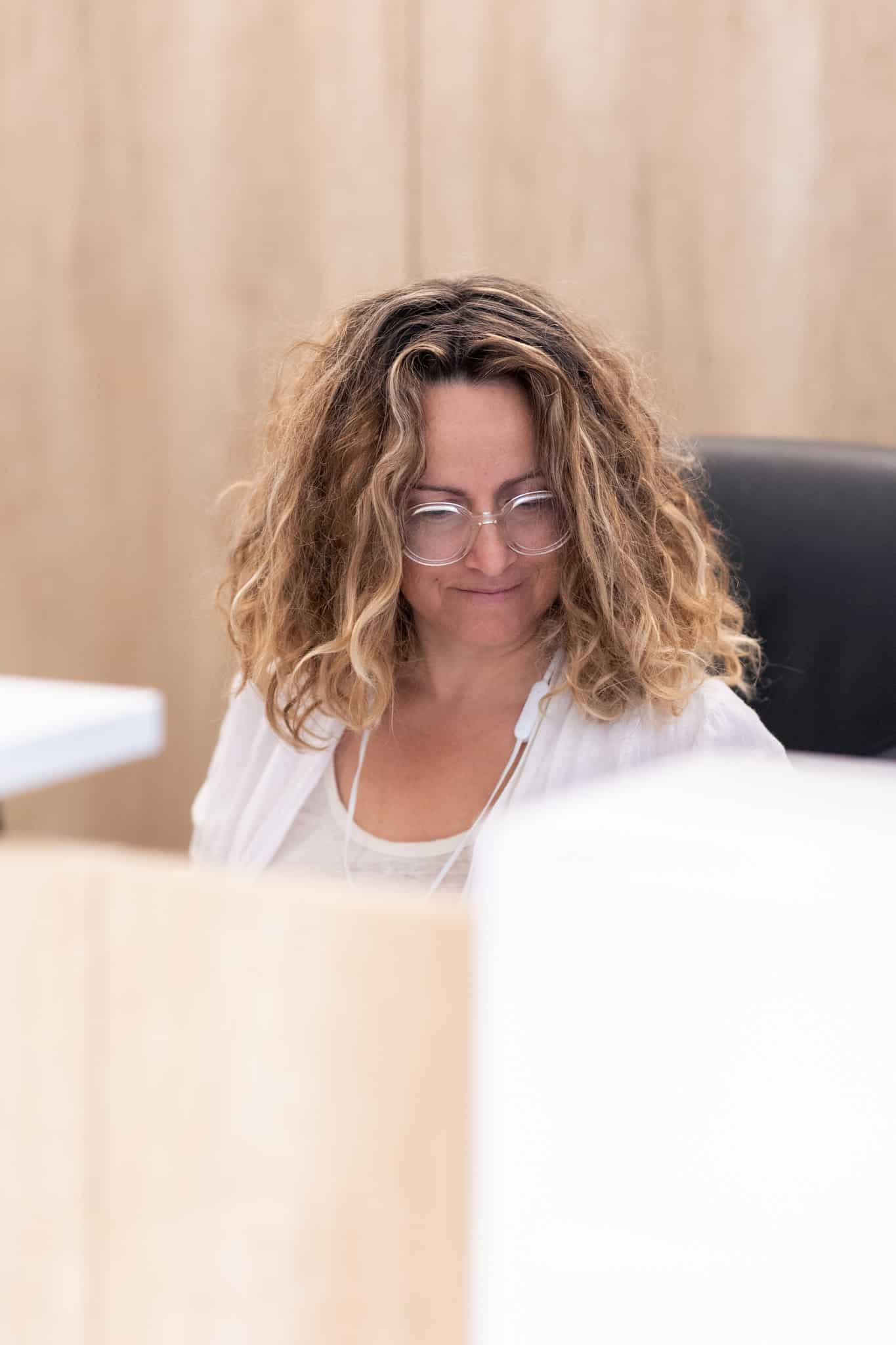 studio-marketing-option Un membre de l'équipe marketing de l'agence marketing Avignon Azuracom travaille sur son ordinateur, concentré sur une tâche de marketing digital.