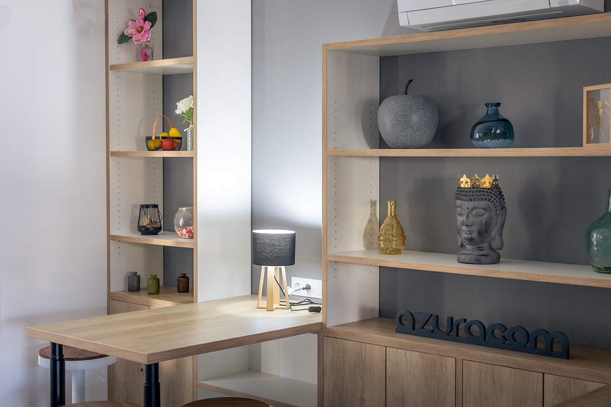 interieur-locaux-azuracom Photo de l'intérieur des bureaux de l'agence web Azuracom à Avignon, montrant l'ambiance de travail, le mobilier et l'espace de collaboration.