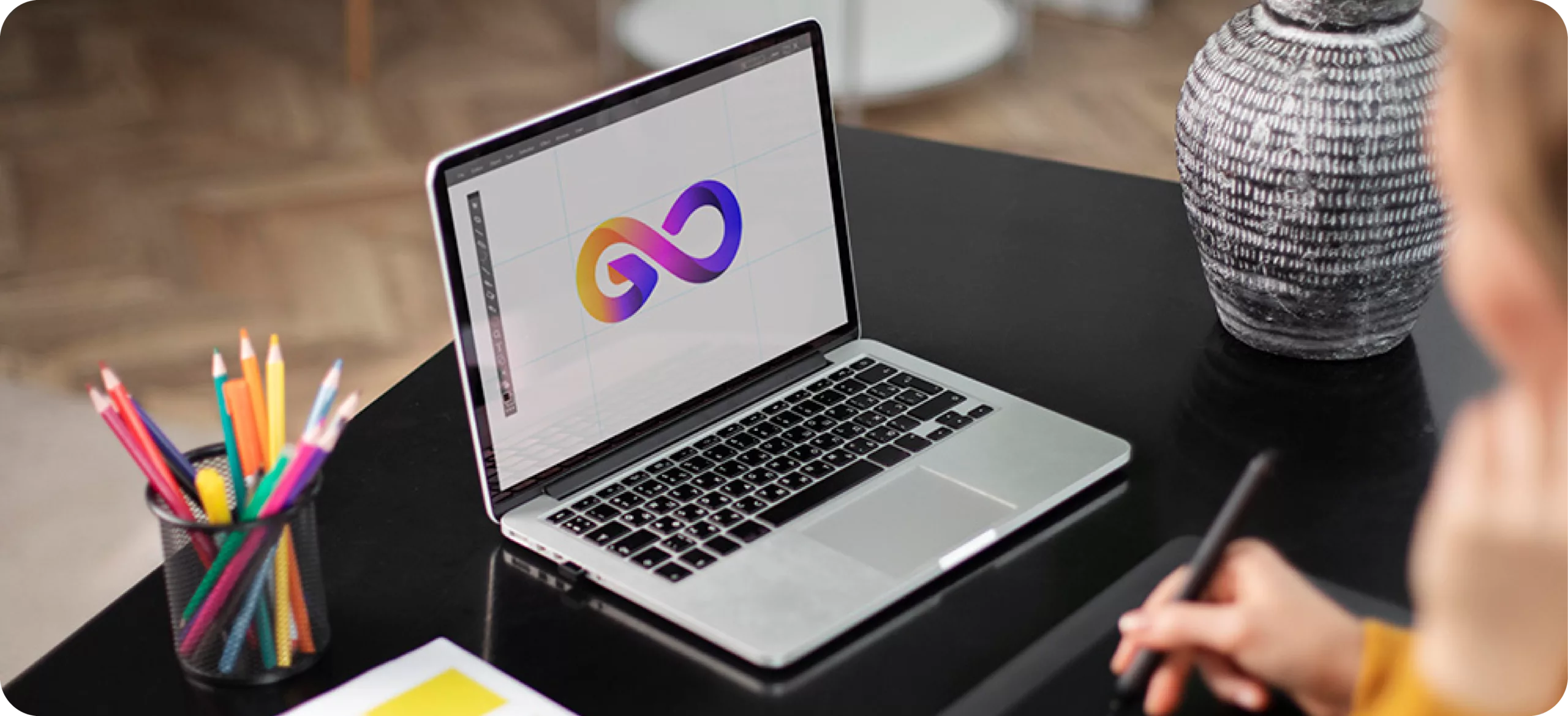 Conceptrice de logo ou designer graphique travaillant devant son PC, illustrant le service de création de logo et d'identité visuelle par l'agence web Azuracom Avignon.