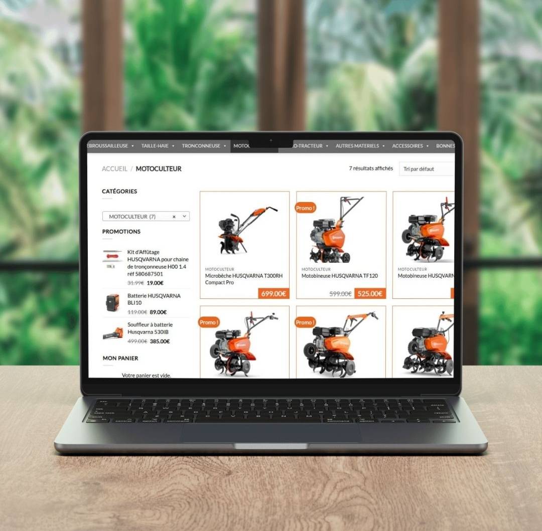 ordinateur-product-page Ordinateur portable sur un bureau, illustrant une page produit ou une solution e-commerce. Optimisation UX/UI et SEO par l'agence Azuracom Avignon.