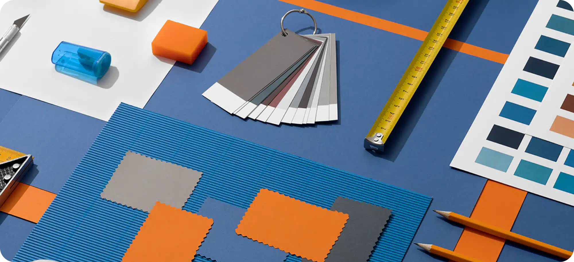 Outils de création de marque (logiciels, planches d'ambiance) utilisés par les designers de l'agence Azuracom pour le branding et la création d'identité visuelle.