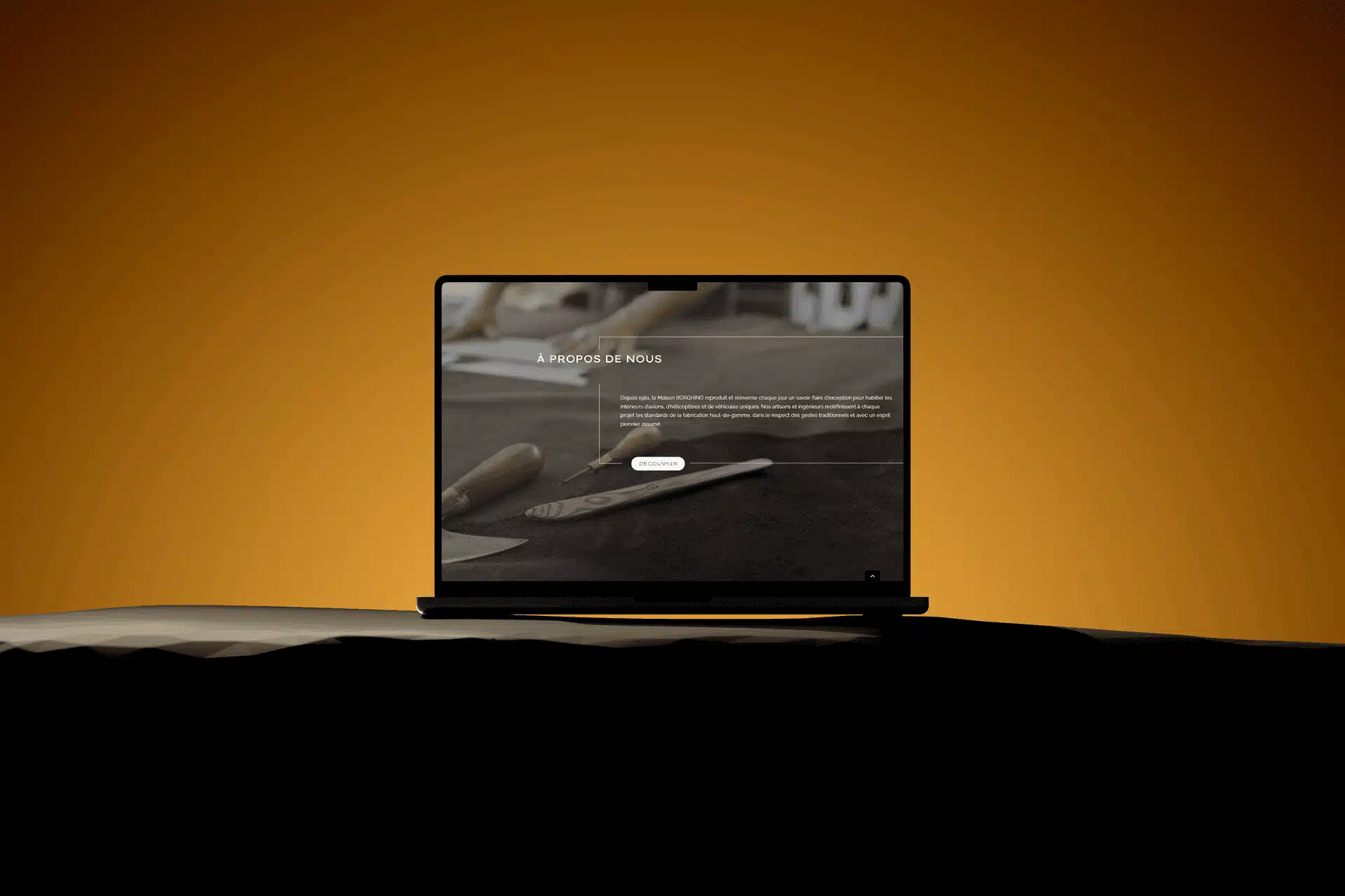 Ordinateur portable affichant la page “À propos” du site Borghino, présenté dans une ambiance élégante illustrant l’esthétique d’un site vitrine luxe.