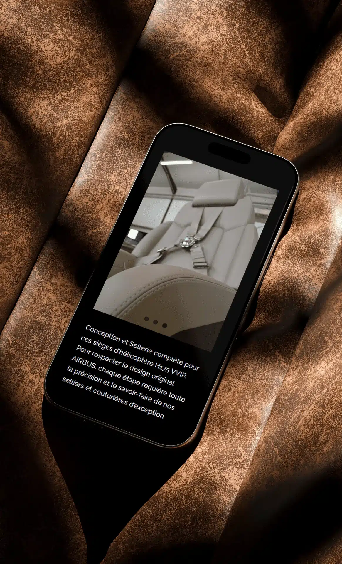 Smartphone affichant une page du site Borghino présentant des sièges d’hélicoptère haut de gamme, posé sur un cuir texturé évoquant l’univers d’un site vitrine luxe.