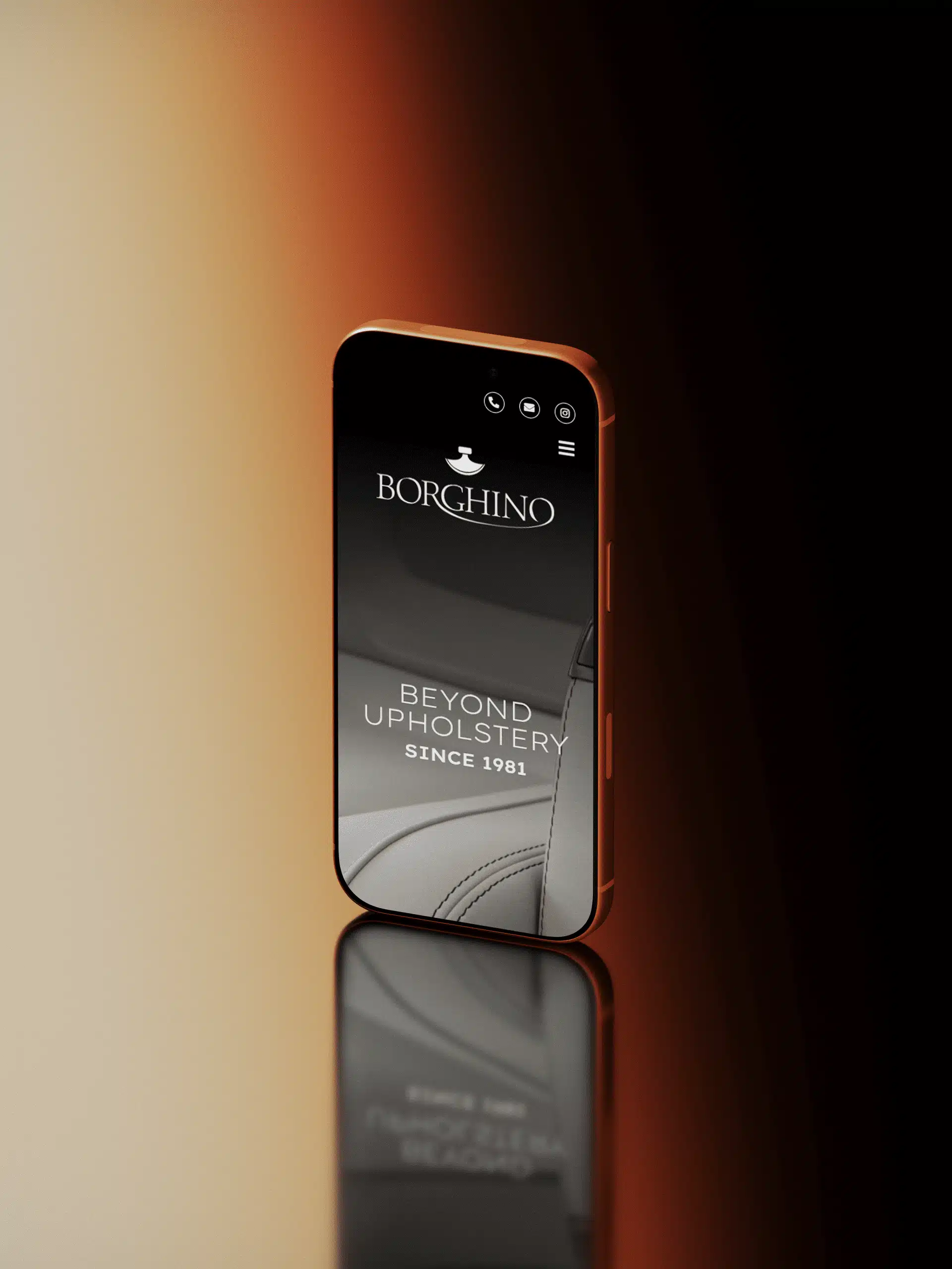 Smartphone affichant la version mobile du site Borghino, mis en scène dans une ambiance élégante pour illustrer l’expérience haut de gamme d’un site vitrine luxe.