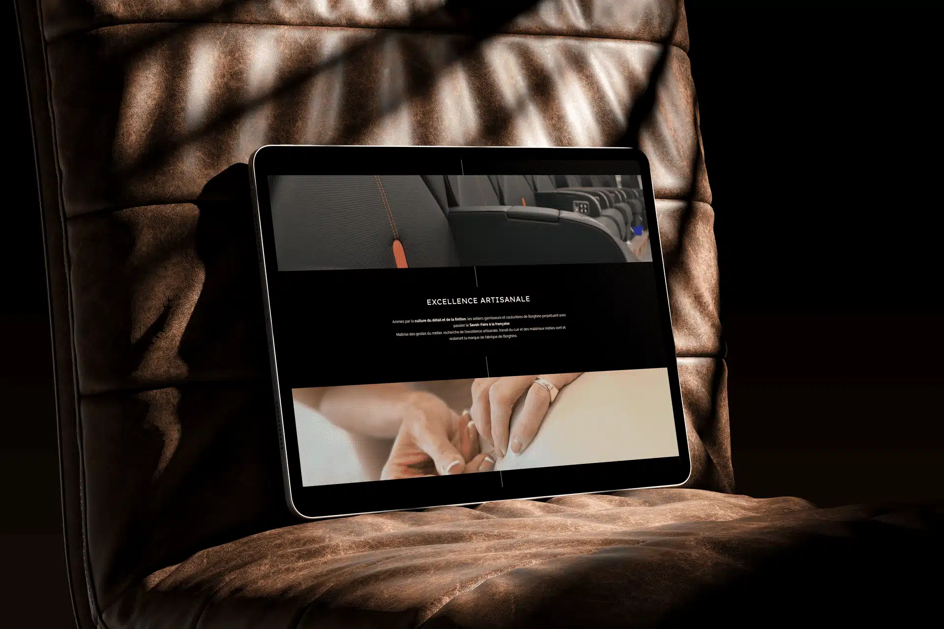 Tablette affichant une section du site Borghino consacrée à l’excellence artisanale, posée sur un fauteuil en cuir dans une ambiance élégante évoquant un site vitrine luxe.