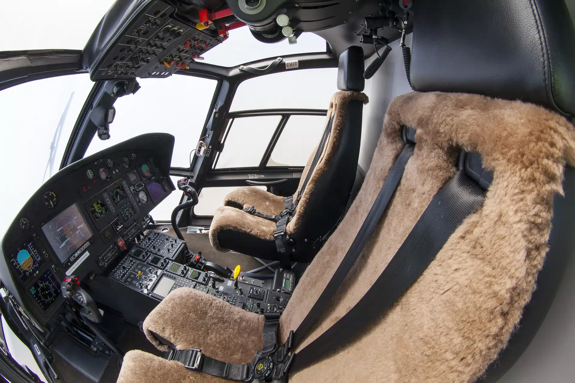 Cockpit d’hélicoptère équipé de sièges recouverts de peau haut de gamme, illustrant le niveau de finition présenté sur un site vitrine luxe.