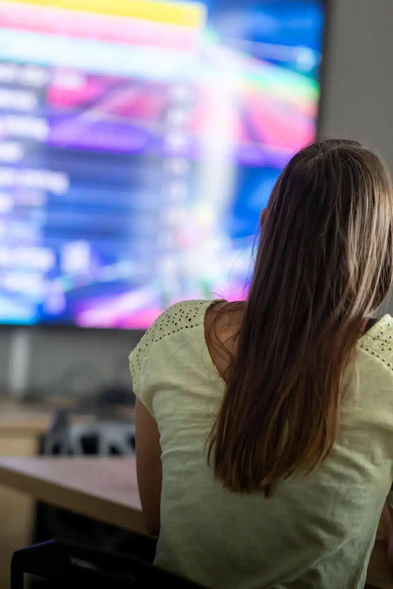 Une développeuse de l'agence web Azuracom projette la présentation d'un site web