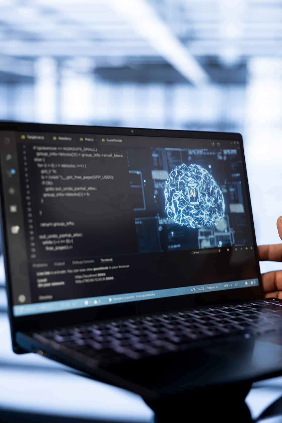 Code de programmation et illustration de cerveau numérique sur un écran d'ordinateur portable, symbolisant la mise à jour de l'IA