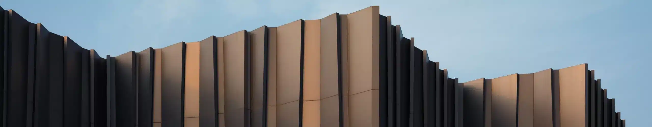 architecture-contemporaine Façade architecturale moderne aux lignes verticales irrégulières illustrant le projet de création d’une plateforme de gestion d’adhérents pour l’UNSFA par l’agence web Azuracom