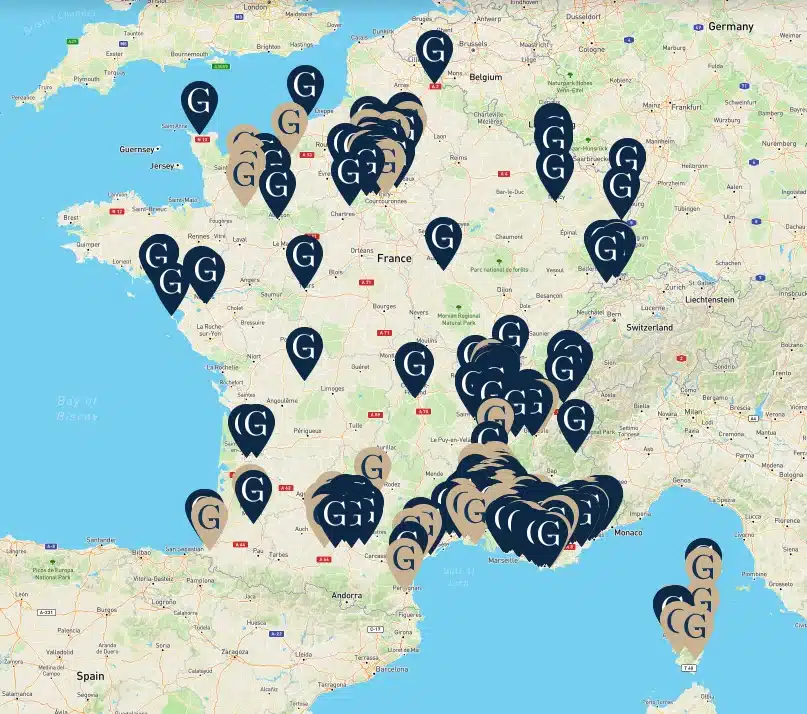 Carte de France affichant de nombreux marqueurs représentant des agences et experts immobiliers, illustrant la portée nationale d’une plateforme issue d’une création site immobilier sur mesure