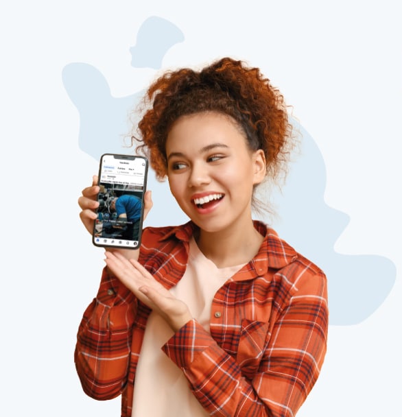 demonstration-vaucluseo Jeune femme souriante présentant une application mobile affichée sur son smartphone, illustrant un développement de plateforme sur mesure avec l’interface Vaucluséo.