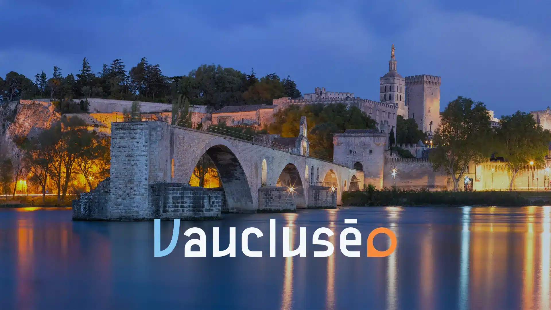 Vaucluséo – Plateforme sur mesure par Azuracom Vue nocturne du pont d’Avignon et du Palais des Papes illustrant Vaucluséo, la plateforme sur mesure développé par Azuracom