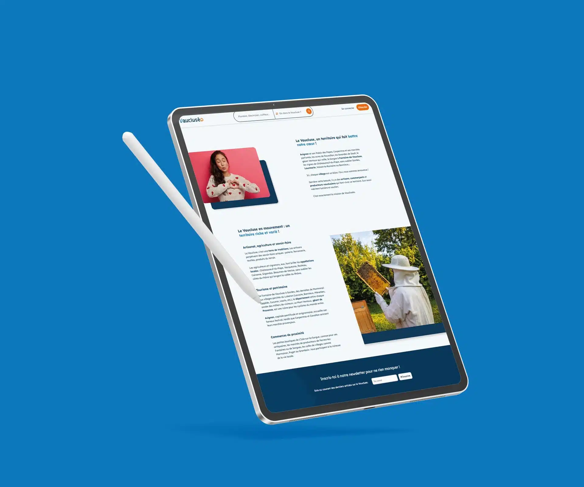 interface-vaucluseo-tablette Tablette affichant une interface web illustrant un développement de plateforme sur mesure, avec visuels et contenus dédiés à la présentation d’un territoire et de ses acteurs locaux.