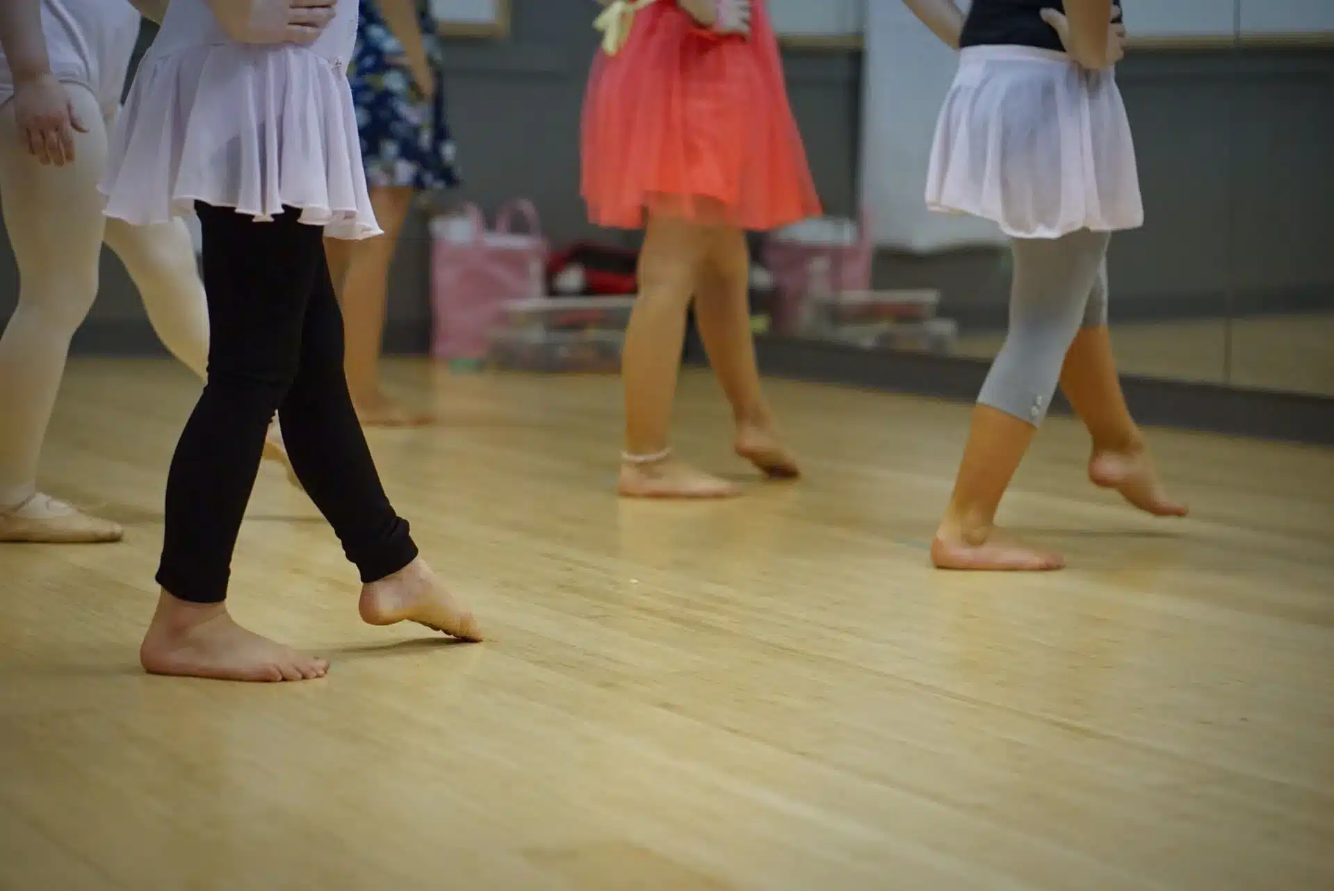 Cours enfants – Le Lieu Danse Enfants en pleine répétition à l’école Le Lieu Danse, illustrant les activités que le logiciel métier développé par Azuracom aide à organiser.