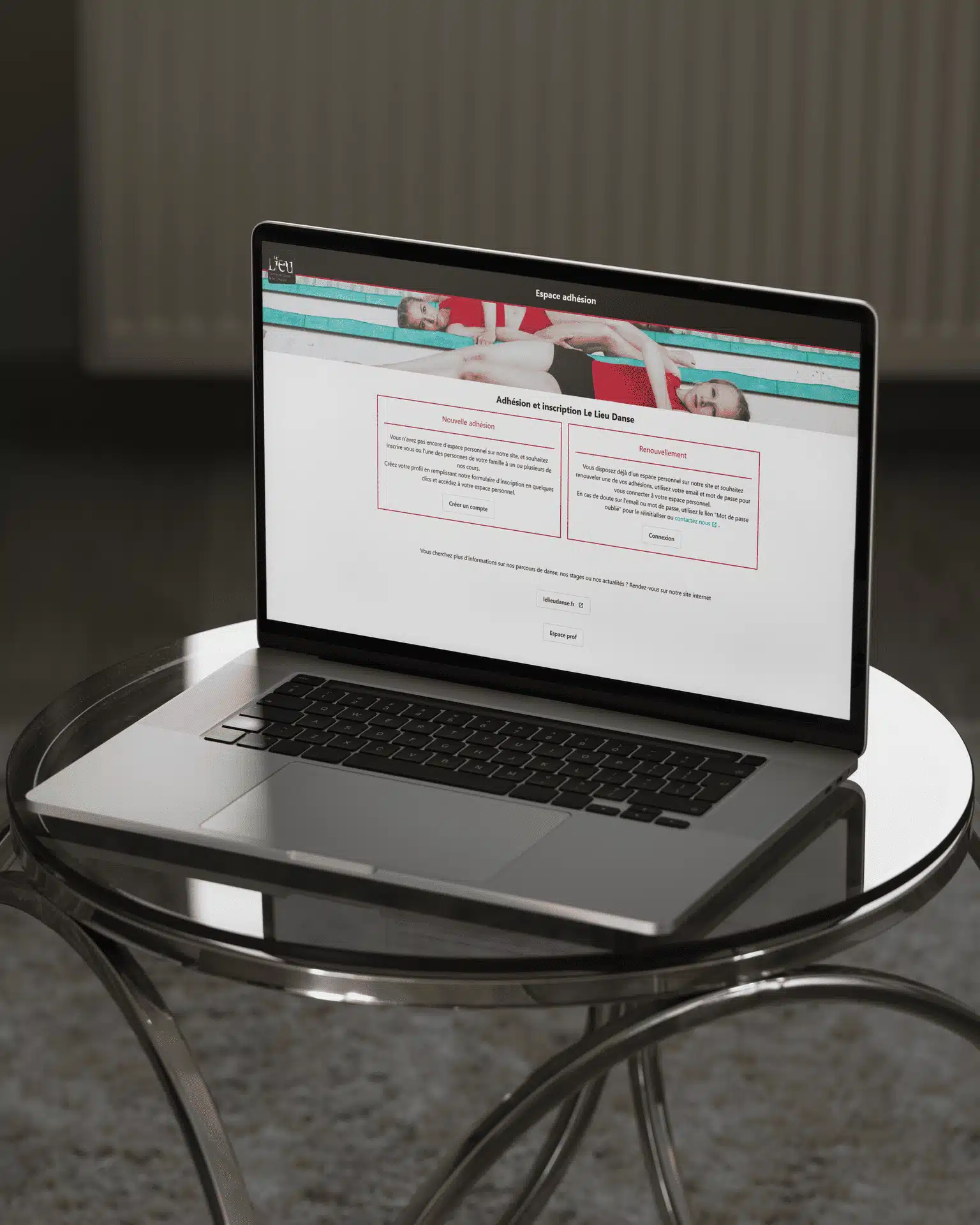 Page d’adhésion du Lieu Danse sur ordinateur Ordinateur portable affichant la page d’adhésion et d’inscription du site du Lieu Danse, posé sur une table en verre, utilisé dans un contenu lié au développement logiciel métier.