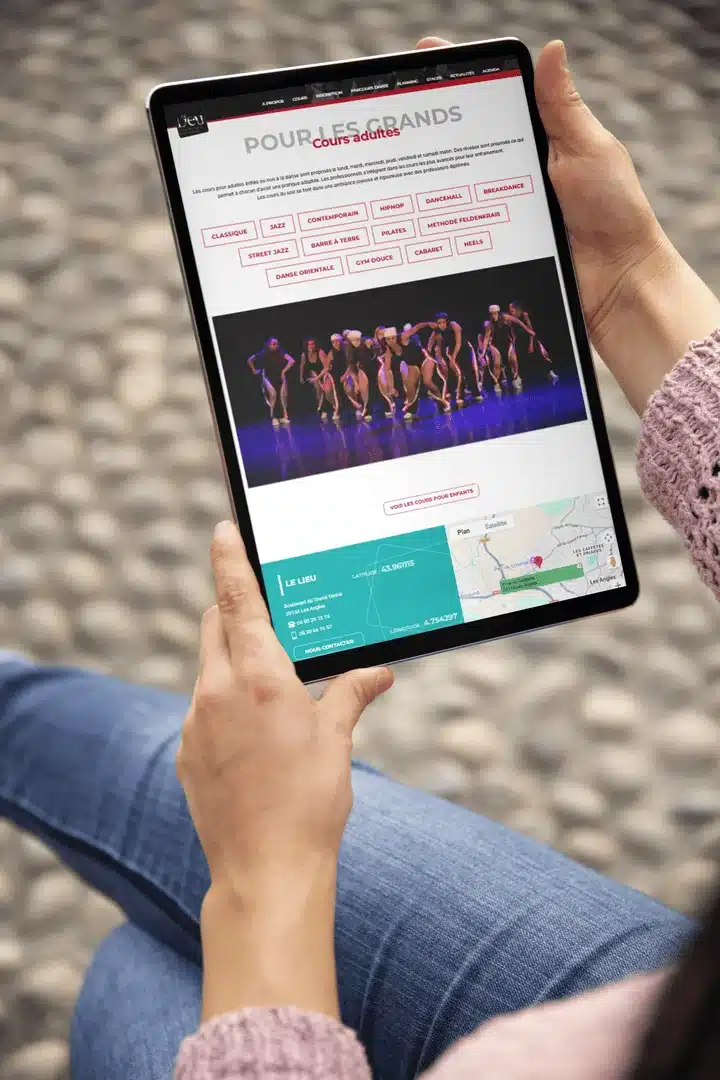 lieu-danse-tablette Personne consultant sur une tablette le site de l’école Le Lieu Danse, dont Azuracom a développé le logiciel métier sur mesure.