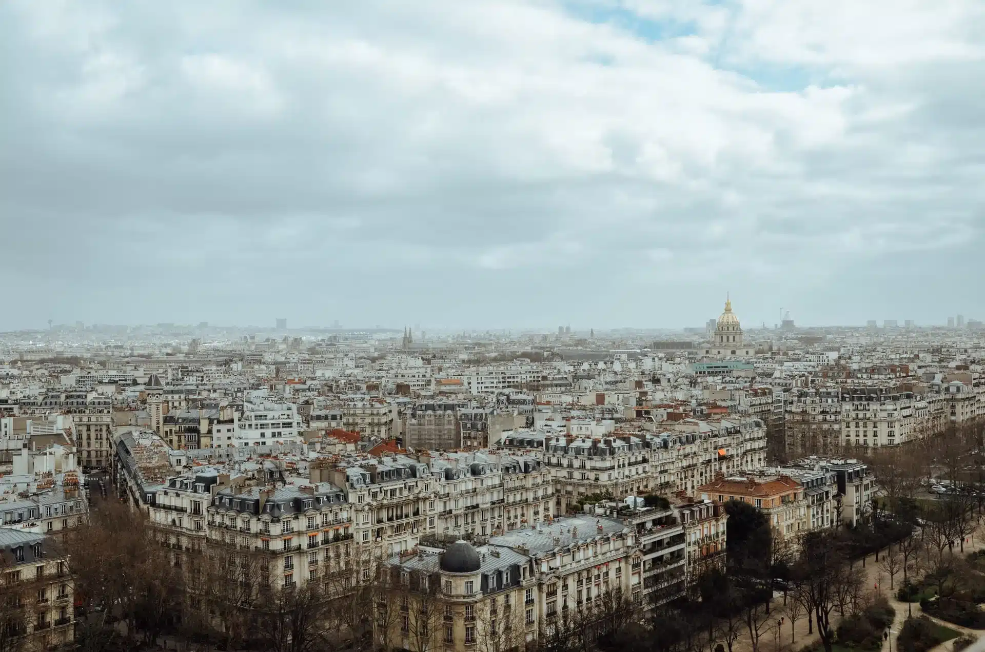 Vue panoramique de Paris avec ses immeubles haussmanniens et monuments emblématiques, illustrant l’importance d’une création site immobilier sur mesure pour mettre en valeur le marché urbain et son attractivité