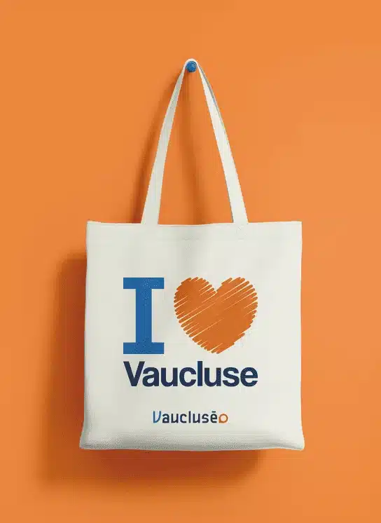 realisation-vaucluseo Tote bag blanc affichant le message “I Love Vaucluse”, un objet promotionnel souvent utilisé dans des projets de développement de plateforme sur mesure pour valoriser un territoire ou une communauté locale.