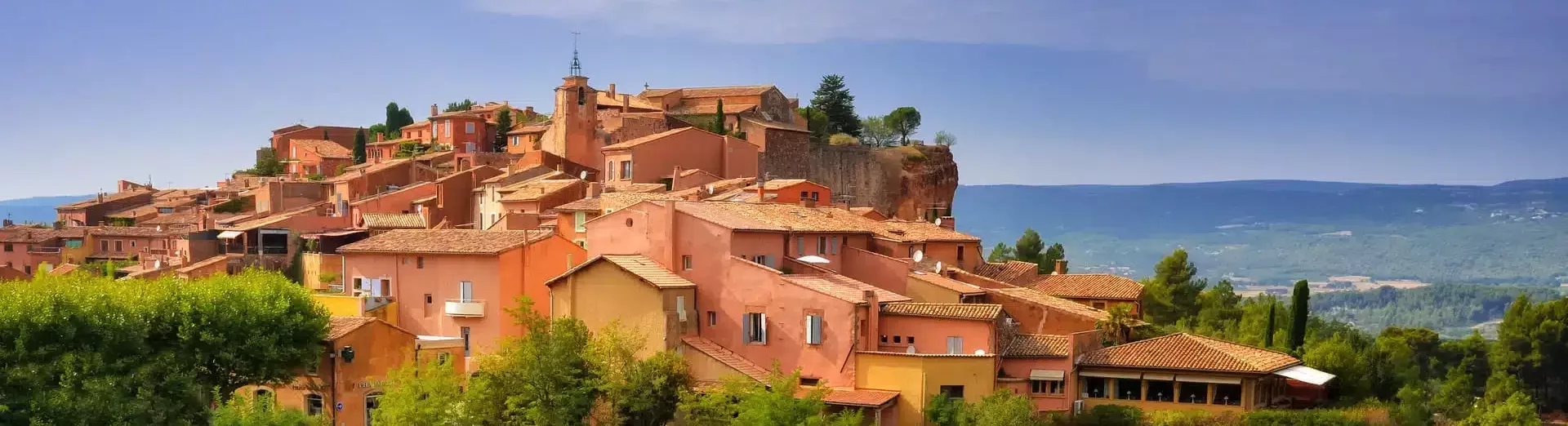 Roussillon Vue du village perché de Roussillon dans le Vaucluse, célèbre pour ses falaises d’ocre, en illustration d’un projet de développement de plateforme sur mesure lié au territoire.