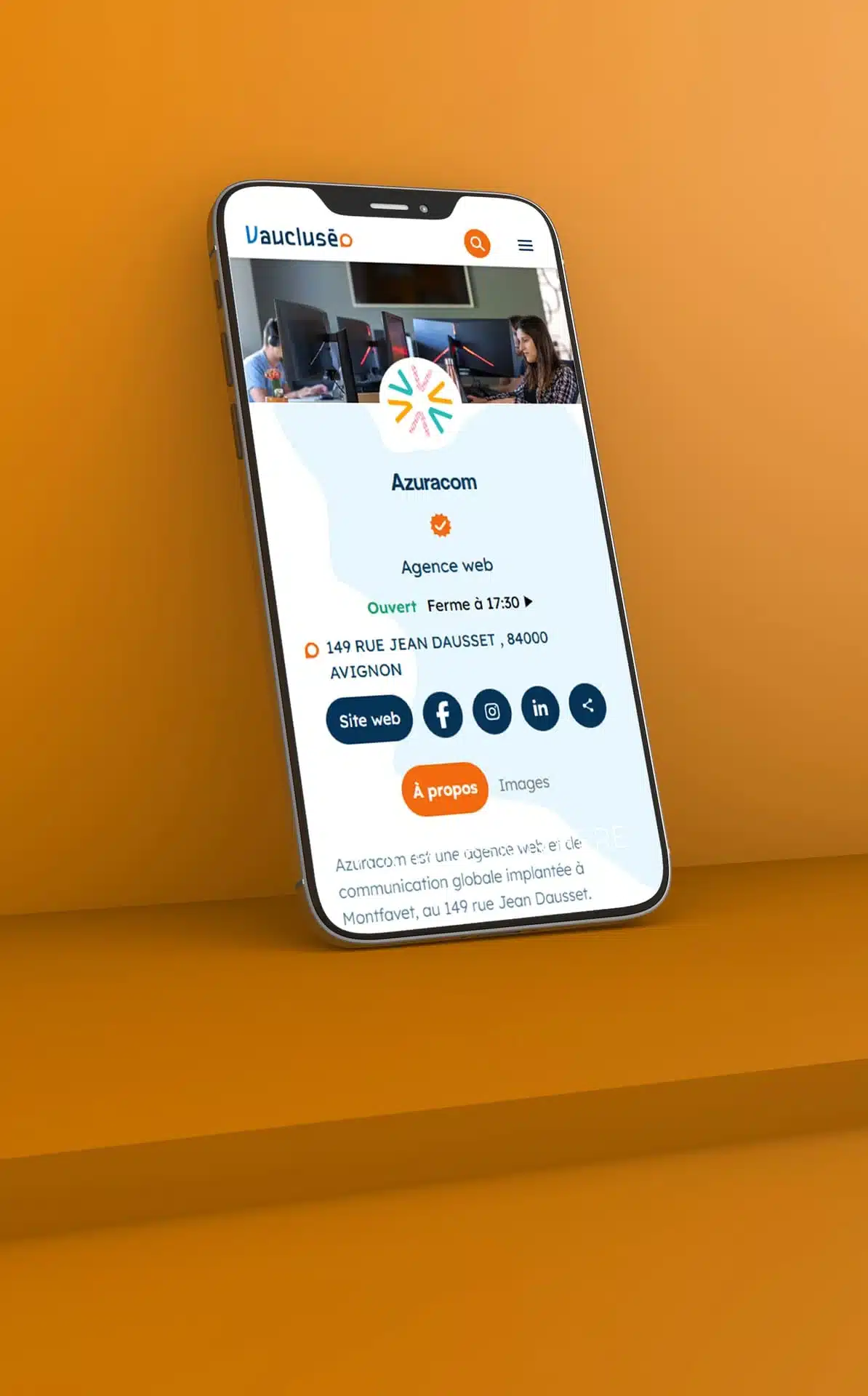vaucluseo-phone Smartphone posé sur une marche orange affichant la fiche Azuracom sur la plateforme Vaucluséo, illustrant un projet de développement de plateforme sur mesure.