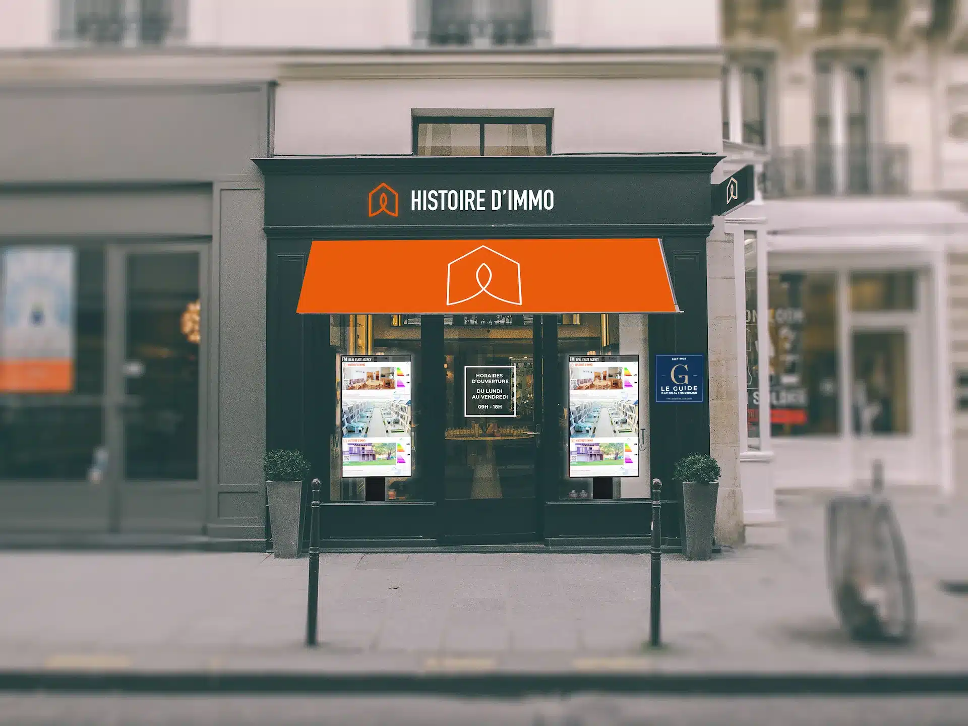 Façade d’une agence immobilière avec vitrine digitale affichant des annonces, illustrant la modernisation des points de vente et l’intérêt d’une création site immobilier sur mesure cohérente avec l’identité visuelle.
