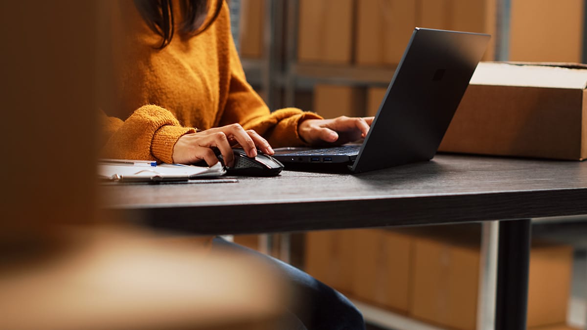Agence SEO à Avignon – travail digital Personne travaillant sur un ordinateur portable dans un bureau moderne, illustrant les services d’une agence SEO à Avignon spécialisée en stratégie digitale et référencement naturel.