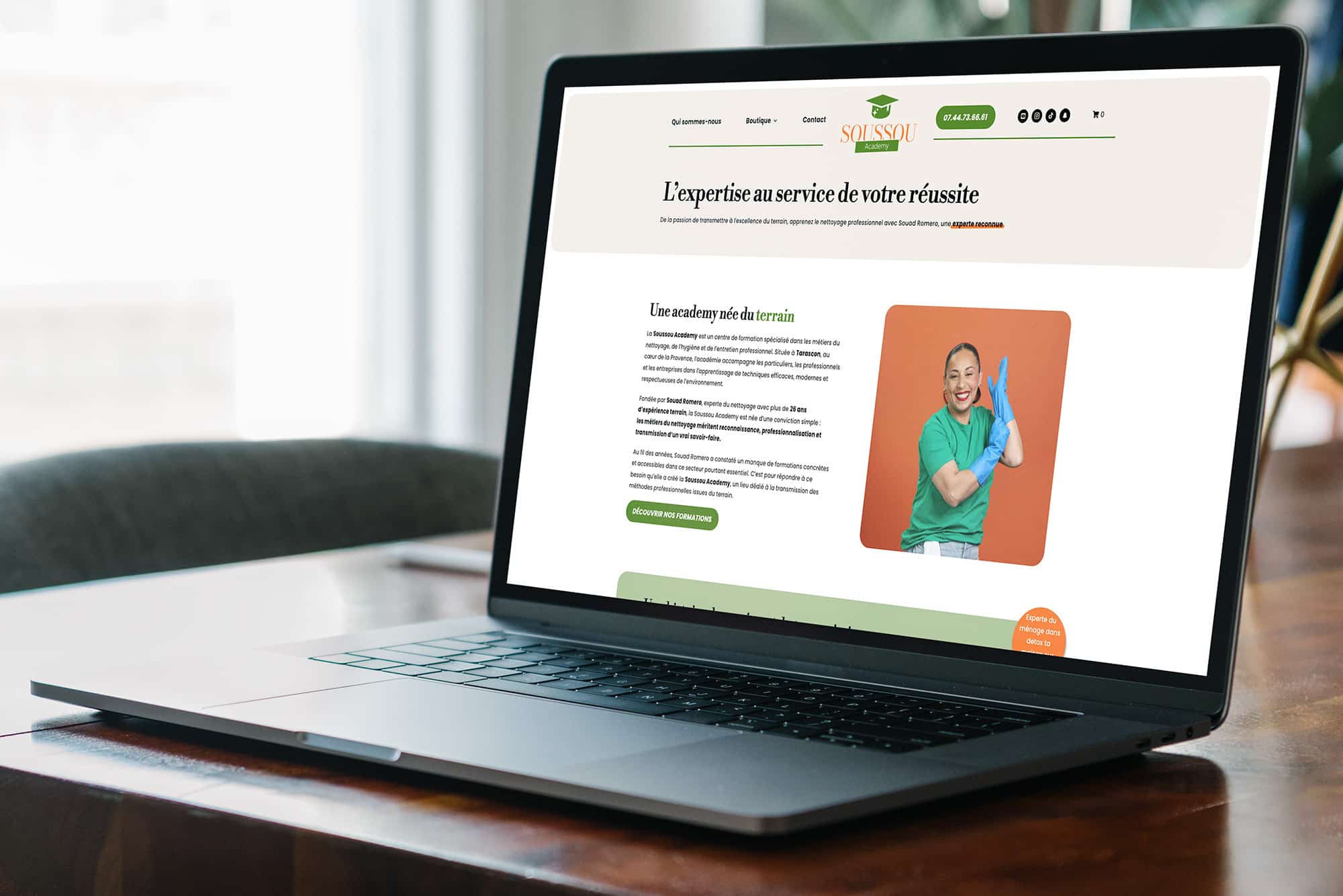 Exemple de site web professionnel moderne conçu pour une entreprise basée à Avignon. Ordinateur portable affichant un site web professionnel à Avignon dédié à la formation et aux services de nettoyage.